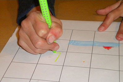 doigts-tenant-un-crayon-de-façon-inadéquate